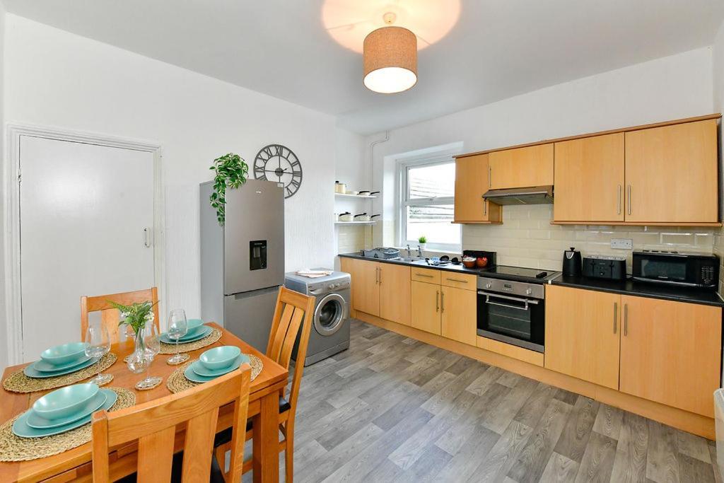 Spacious 2 Bedroom Apartment In The Heart Mumbles المظهر الخارجي الصورة